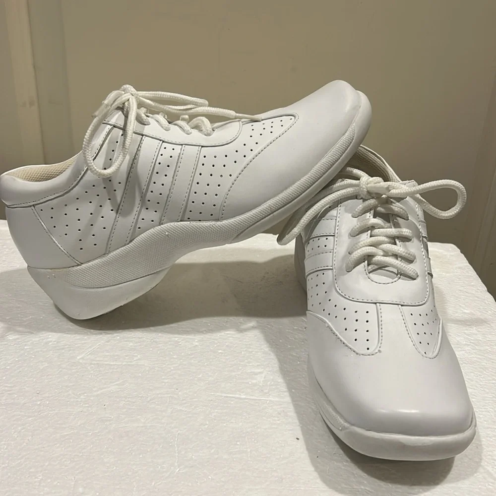 24 HOUR COMFORT white Leather wedge laceUp perforated shoes cushion insoles 6.5W